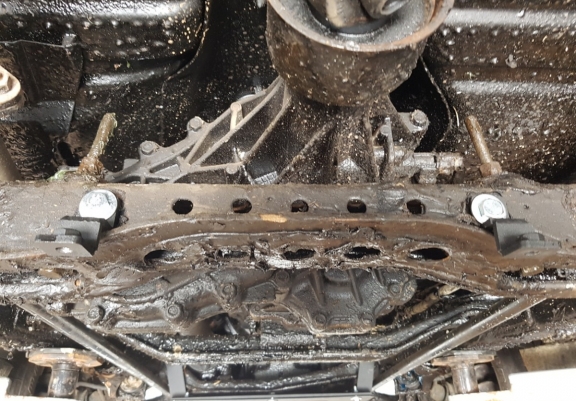 Acél kapcsolószekrény, osztómű védőlemez Nissan Terrano II