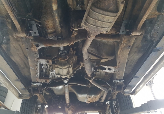 Acél kapcsolószekrény védőlemez Suzuki Jimny