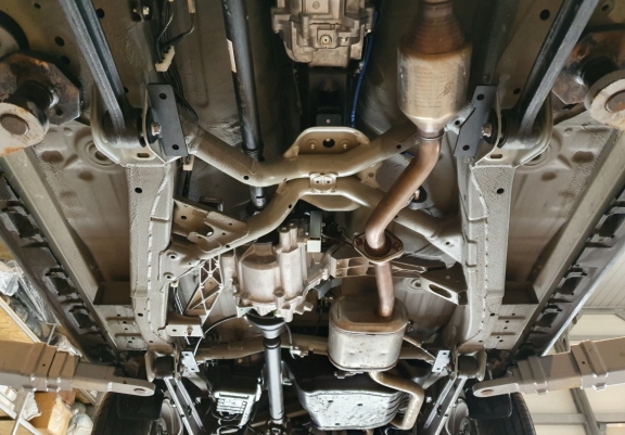 Acél kapcsolószekrény, osztómű védőlemez Suzuki Jimny