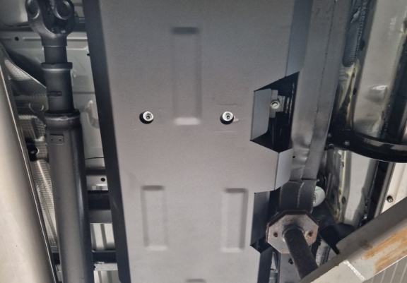 Acél üzemanyagtartály védőlemez Toyota Hilux