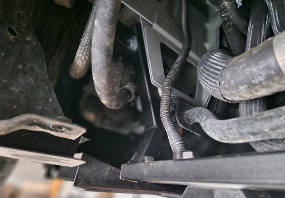 Aluminium motor, kapcsolószekrény védőlemez Nissan NV300