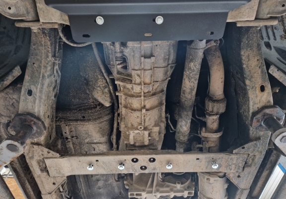 Aluminum kapcsolószekrény védőlemez Nissan Pathfinder